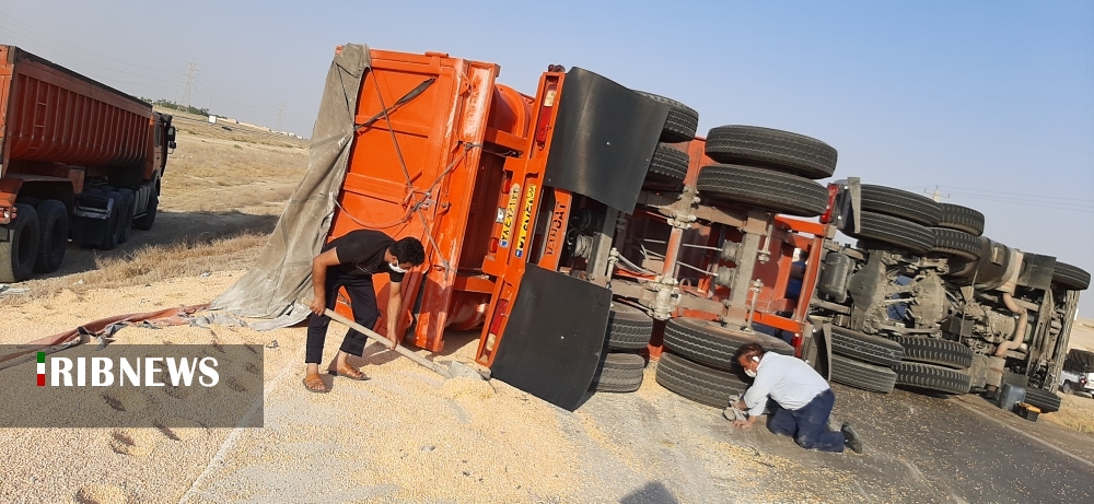 واژگونی تریلر حامل گندم در محور ماهشهر-هندیجان