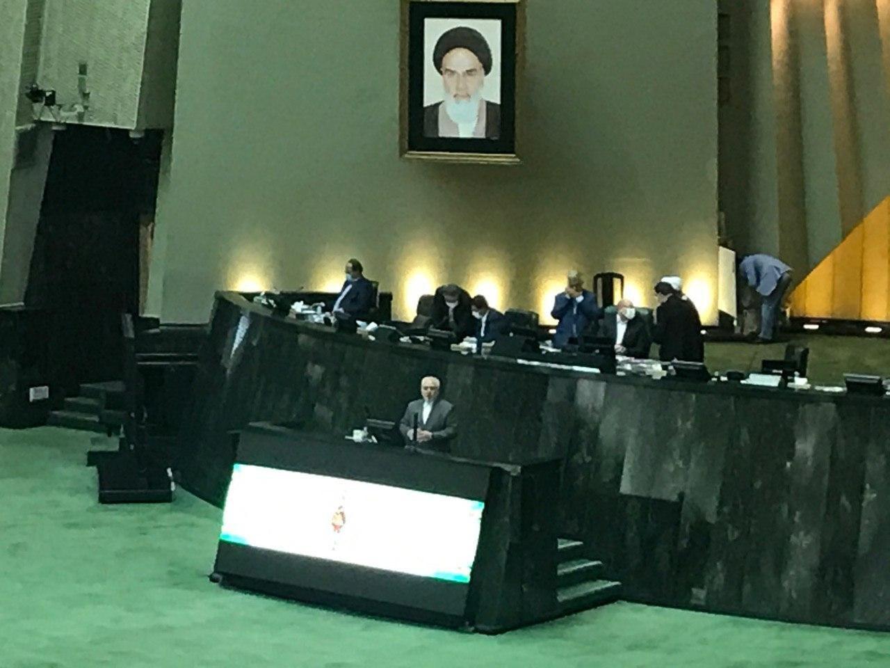 جنجال در پارلمان؛ اولین حضور ظریف در مجلس یازدهم حاشیه‌ساز شد
