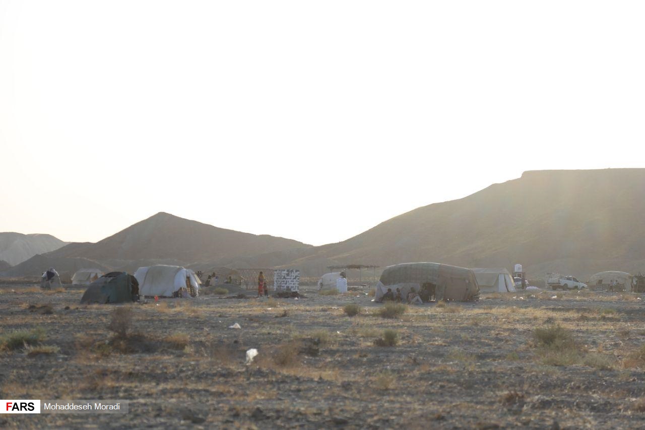 «زاچ و داربست» هم‌‌چنان در چادر