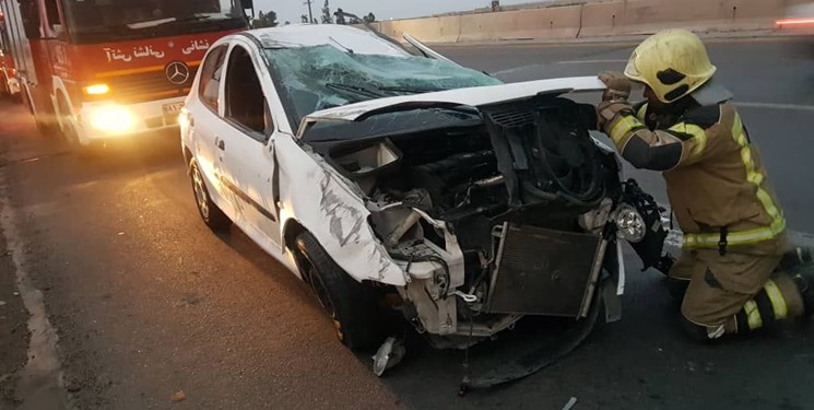 واژگونی پژو ۲۰۶ در اتوبان تهران قم با 2 مصدوم