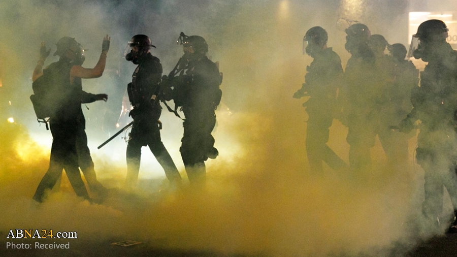عکس/ حمله پلیس آمریکا با گاز اشک آور به معترضان در پورتلند