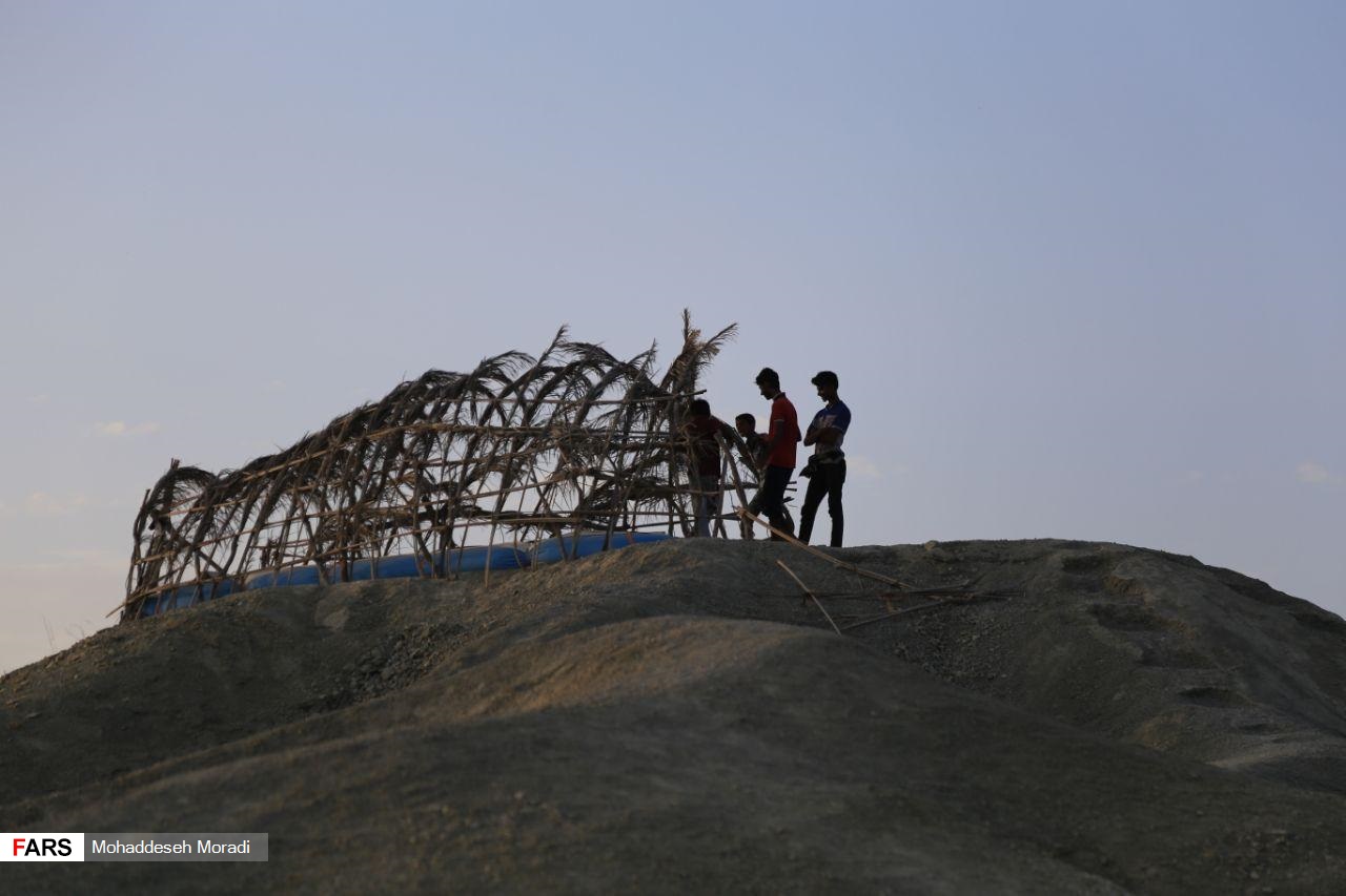 «زاچ و داربست» هم‌‌چنان در چادر