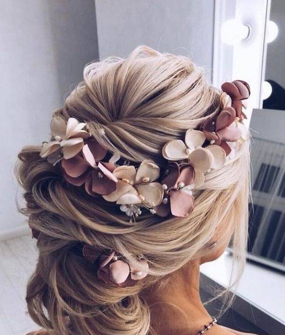 مدل شینیون با تزیین گل طبیعی و مصنوعی