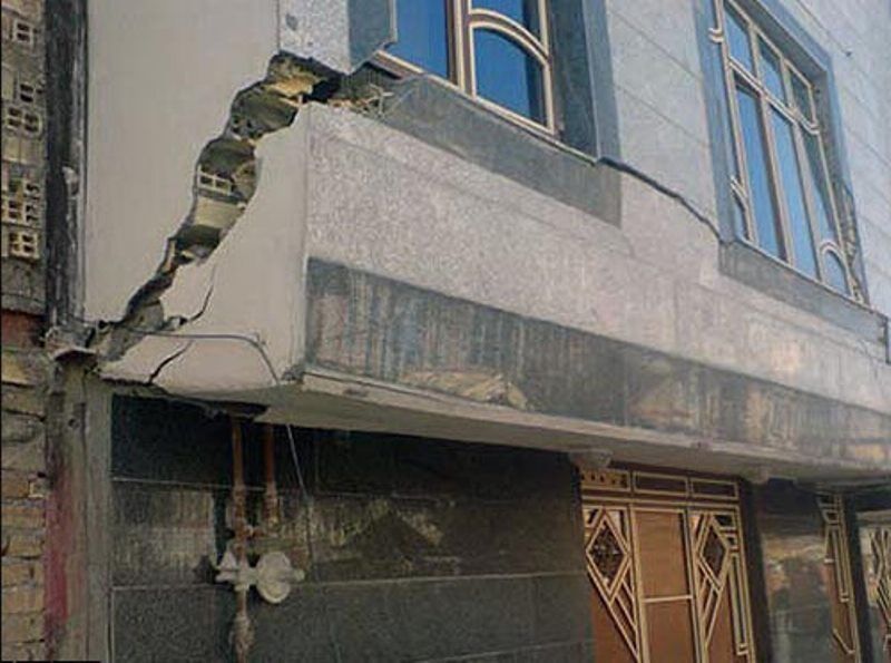 تخلیه اضطراری ۲۷ خانواده پاکدشتی در پی فرونشست زمین