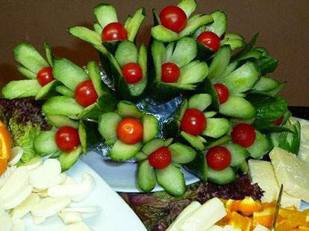 تزئين خيار سالاد به شکل گل رز
