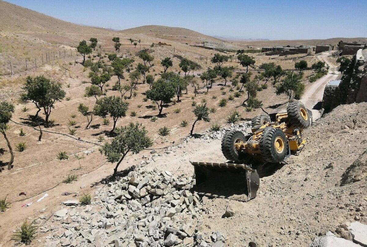 واژگونی لودر در شهرستان درمیان ۲ کشته داشت