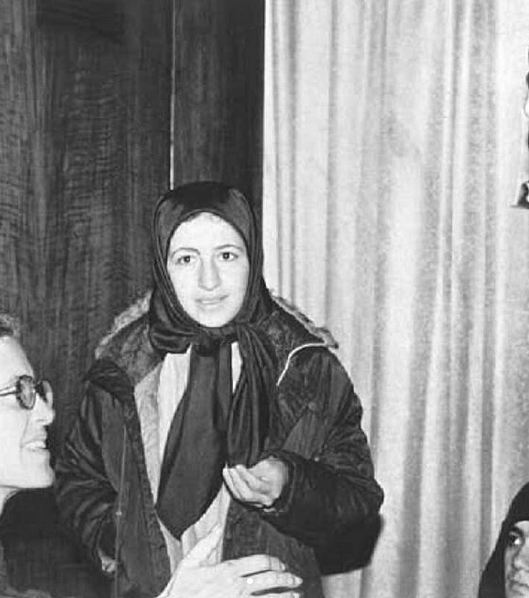 چه شد که در دهه شصت دختران دانشجو به چادر کشدار علاقهمند شدند؟
