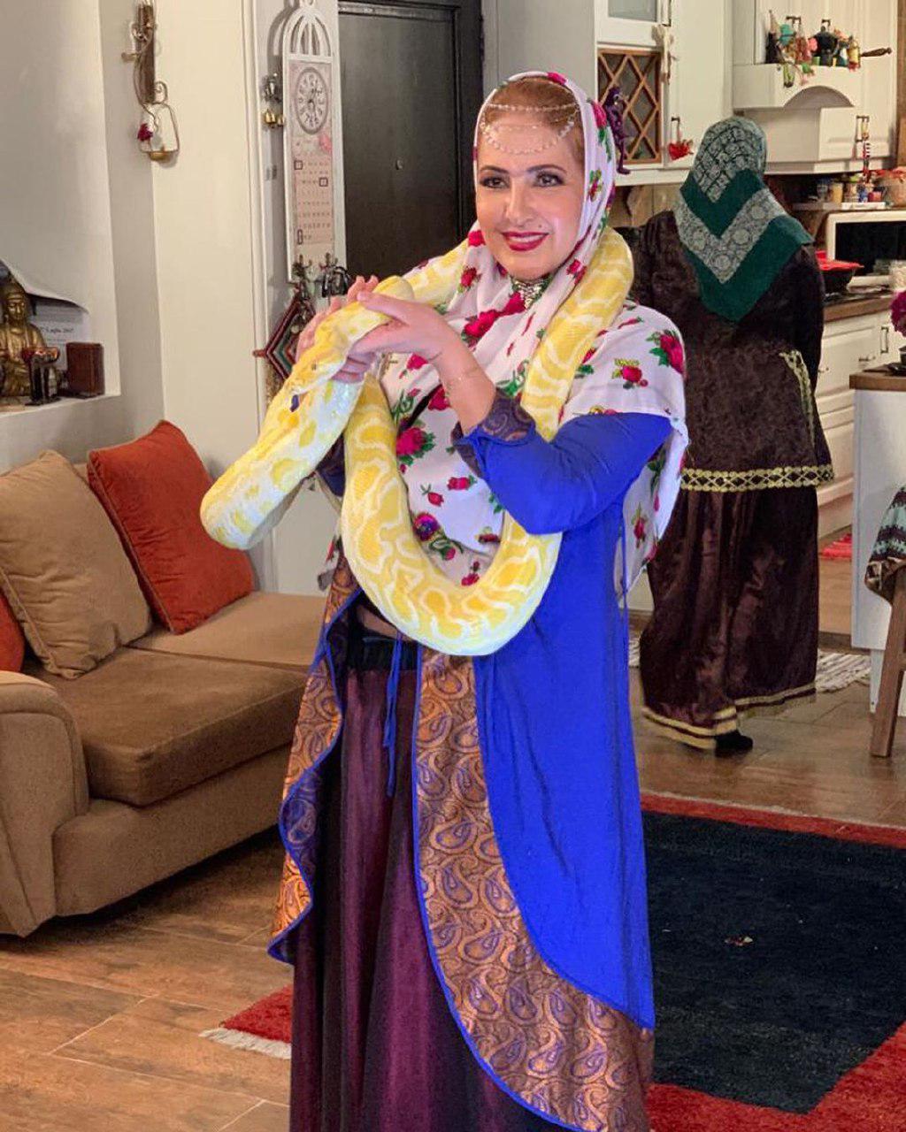 چهره ها/ عکس یادگاری فاطمه گودرزی با مار عظیم الجثه!