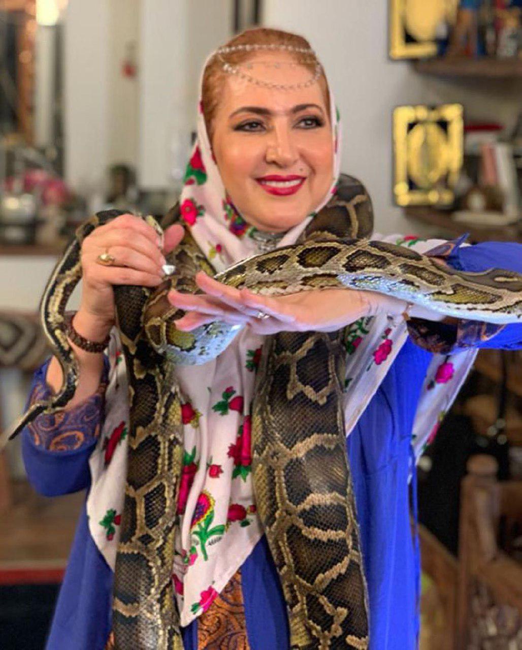 چهره ها/ عکس یادگاری فاطمه گودرزی با مار عظیم الجثه!