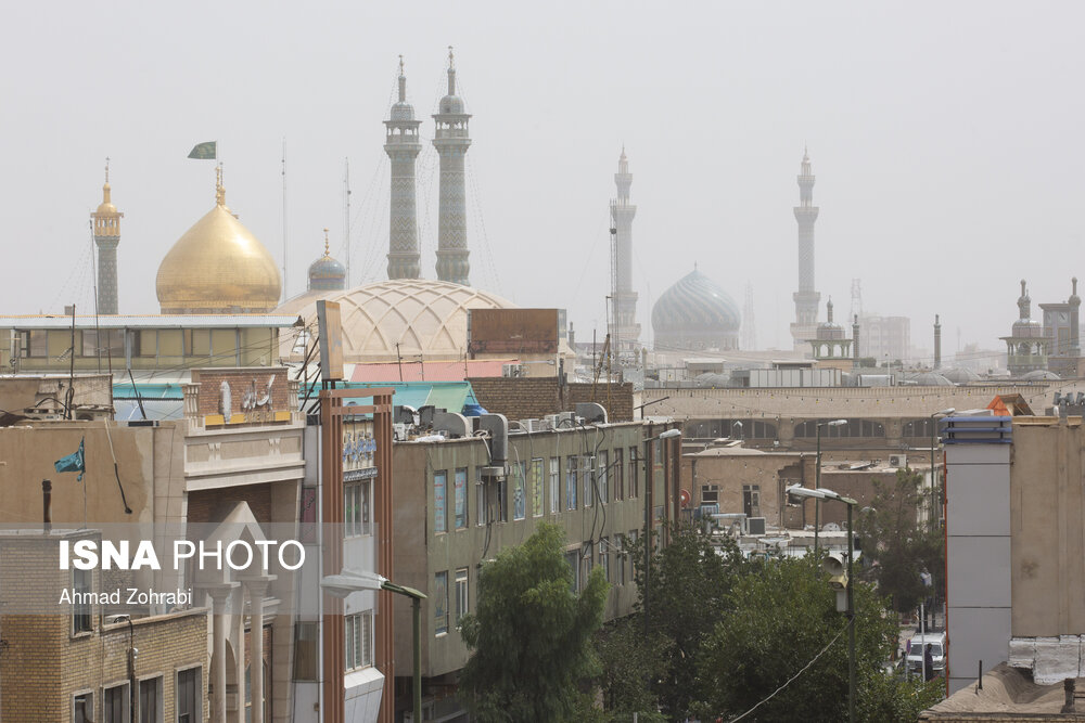 عکس/ وزش باد و خیزش گرد و خاک در قم