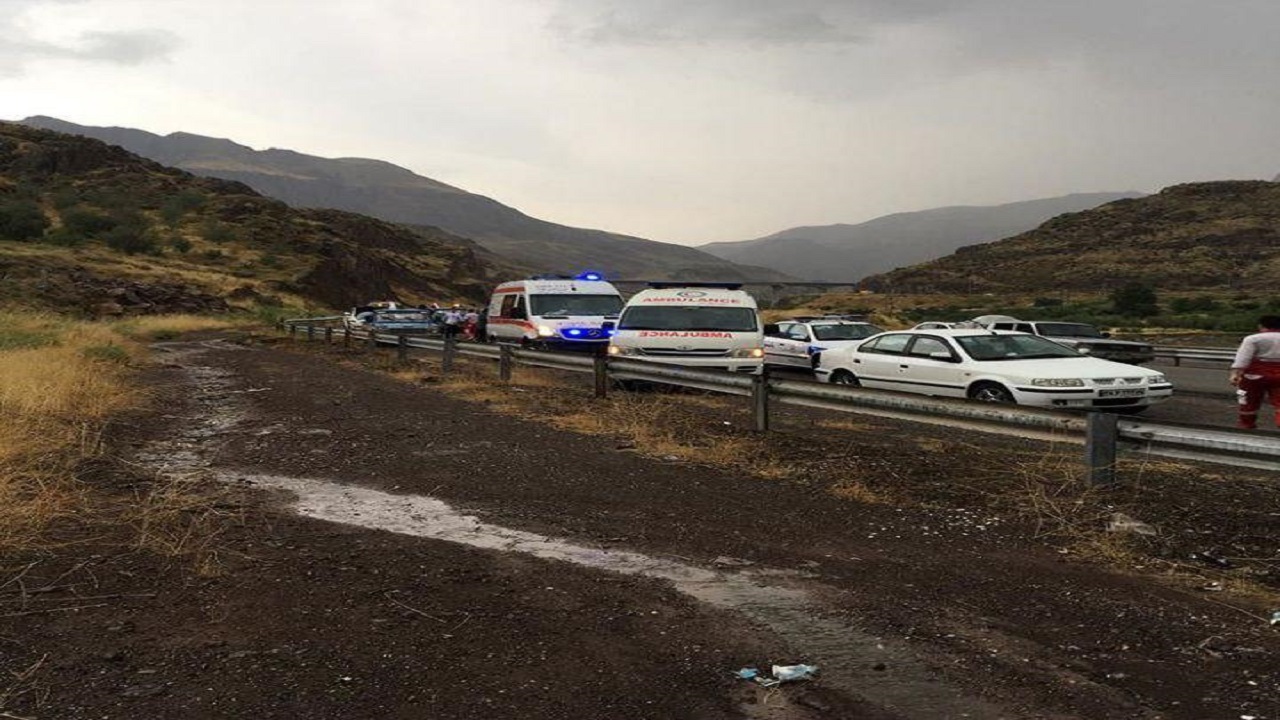 برخورد ۸ دستگاه خودرو در آزادراه قزوین-رشت