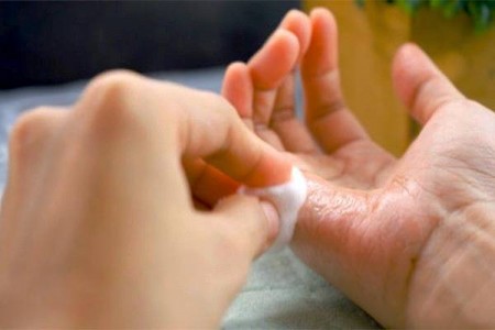 ترفند پاک کردن چسب یک،دو، سه (1،2،3) از روی دست