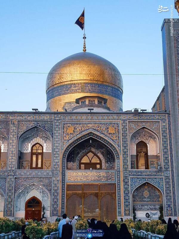  پرچم سیاه بر فراز گنبد حرم مطهر امام رضا(ع)