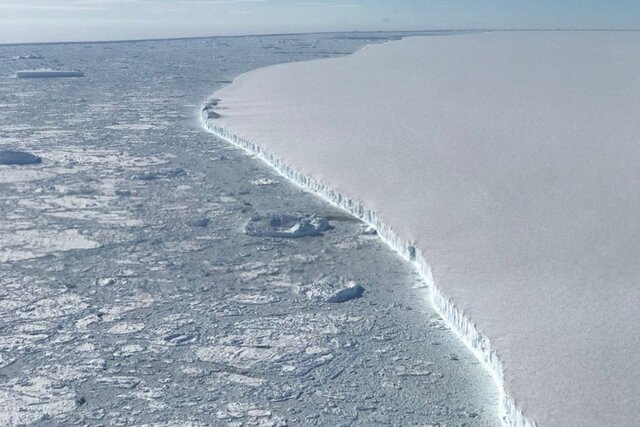 کوه یخی که در ۳ سال ۱۰۰۰ کیلومتر جابجا شده است!