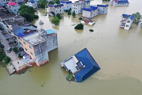 فروریختن یک خانه در سیلاب در شهر پویانگ چین