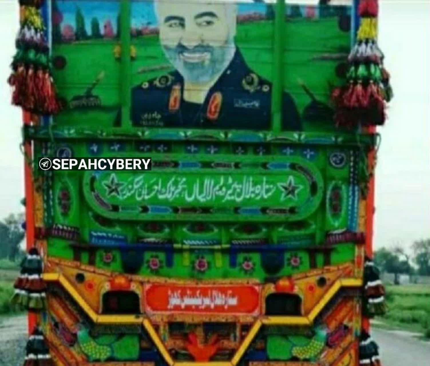 تصویر حاج قاسم پشت کامیون یک پاکستانی