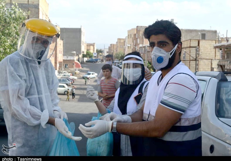 عکس/ ابتکار دانشجویان برای توزیع ماسک رایگان در محلات قرمز کرونایی تبریز
