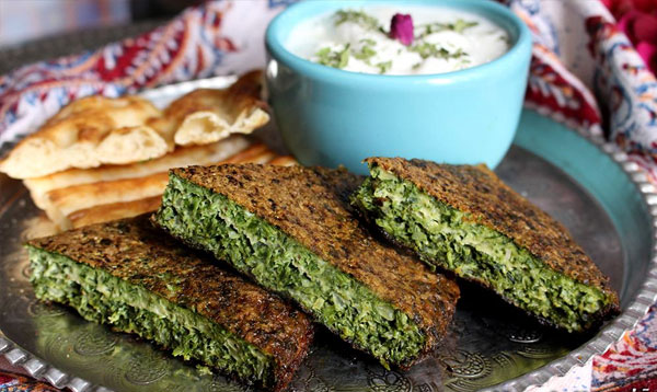طرز تهيه کوکو سبزي با سبزي خشک