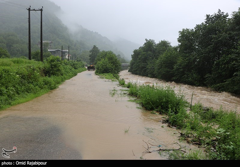 آبگرفتگی معابر و طغیان رودخانه در روستاهای گیلان