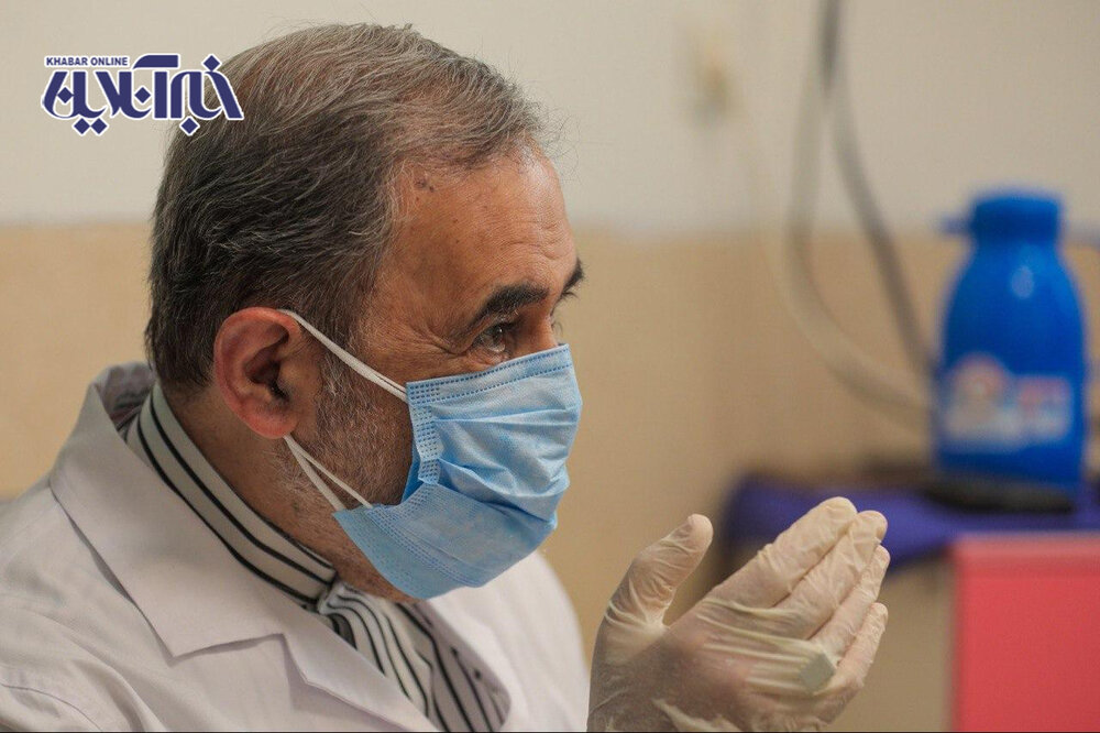 دکتر ولایتی با دو ماسک جراحی در عیادت بیمار کرونایی 