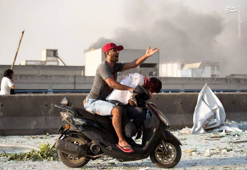 انتقال یک مجروح لبنانی با موتور