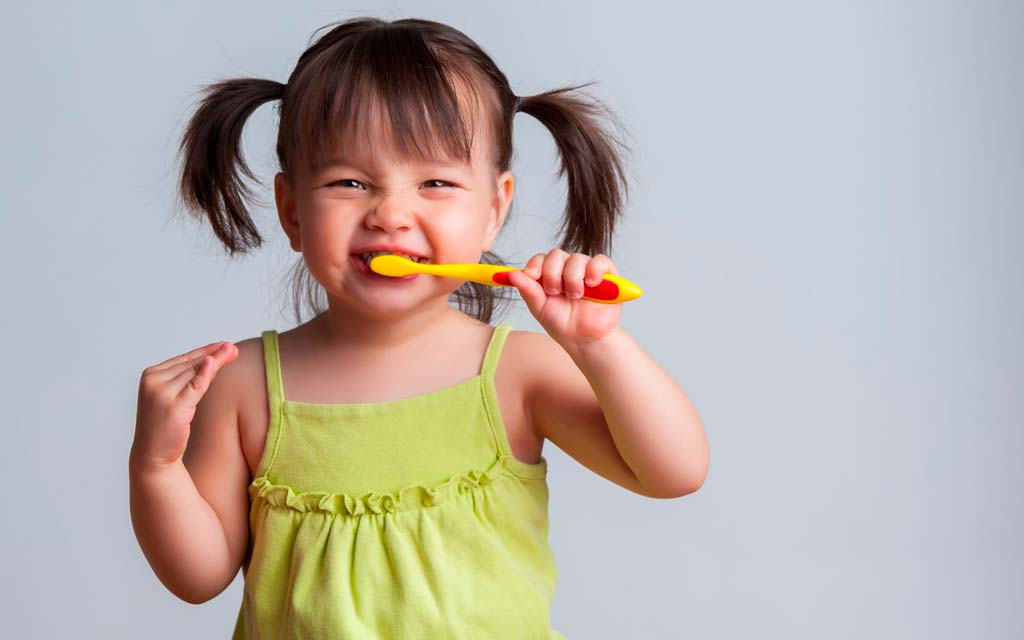 چگونه مسواک زدن را به کودک آموزش دهیم؟
