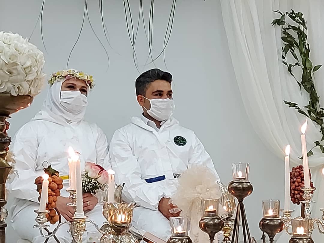 زوج پرستاری که با لباسی عجیب پای سفره عقد نشستند