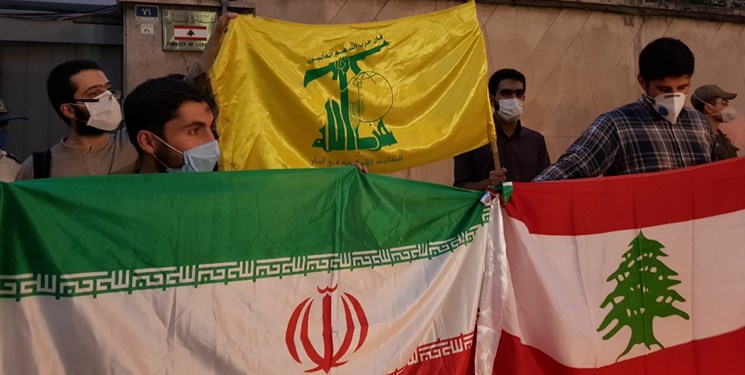 حضور دانشجویان مقابل سفارت لبنان و تسلیت حادثه انفجار در بیروت
