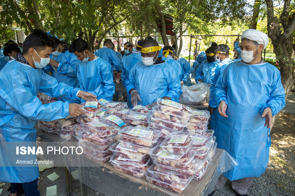 عکس/ تهیه و توزیع گوشت نذری در آستانه عید غدیر