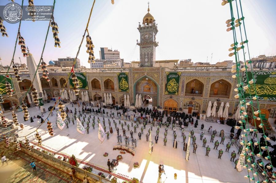 تصاویری از اهتزاز پرچم «مَنْ کُنْتُ مَوْلَاهُ فَهَذَا عَلِيٌّ مَوْلَاهُ» بر فراز ایوان حضرت علی(ع)