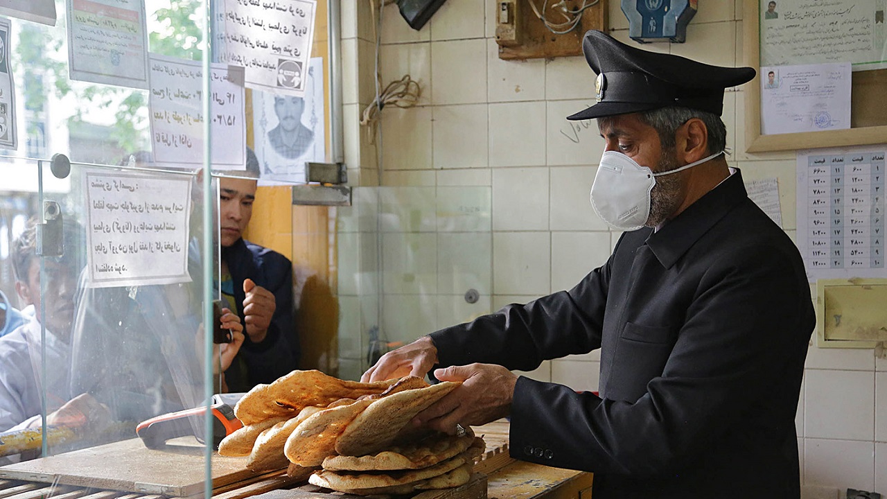 توزیع نان رایگان در ۴٩ واحد نانوایی حاشیه شهر مشهد
