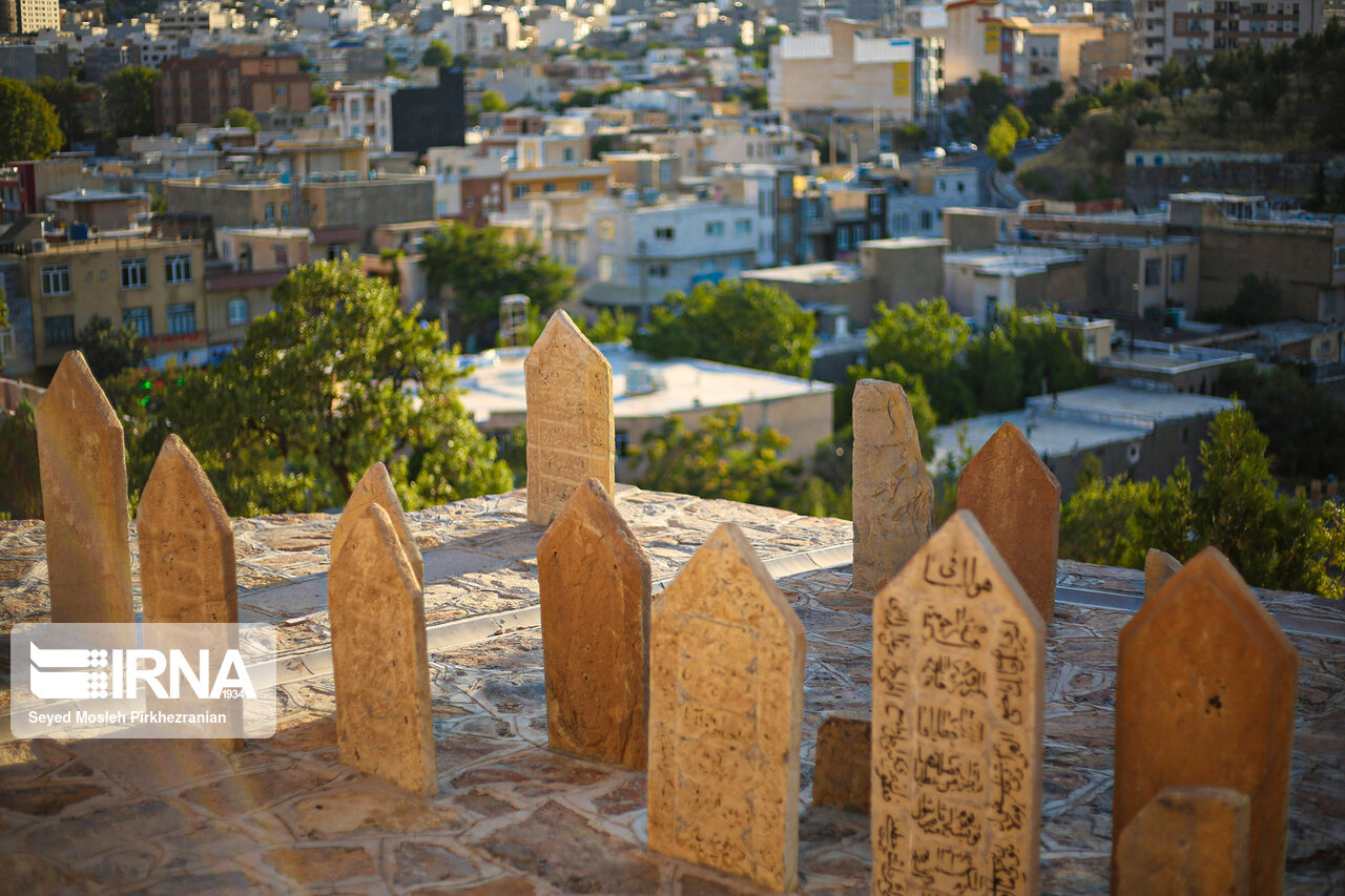تپه شرف الملک، قبرستان تاریخی سنندج