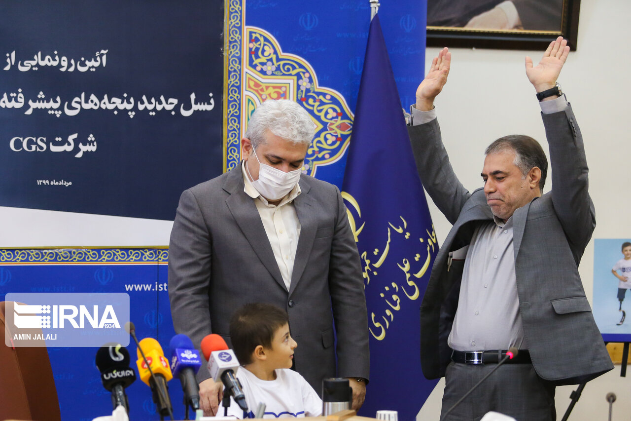 کودکی که پنجه های کربنی ورزشی را آزمایش کرد