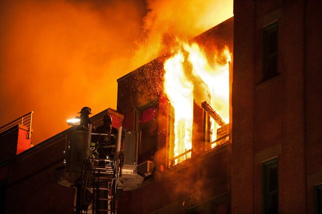 نجات ۲۰ نفر از آتش‌سوزی مجتمع مسکونی ۶ طبقه