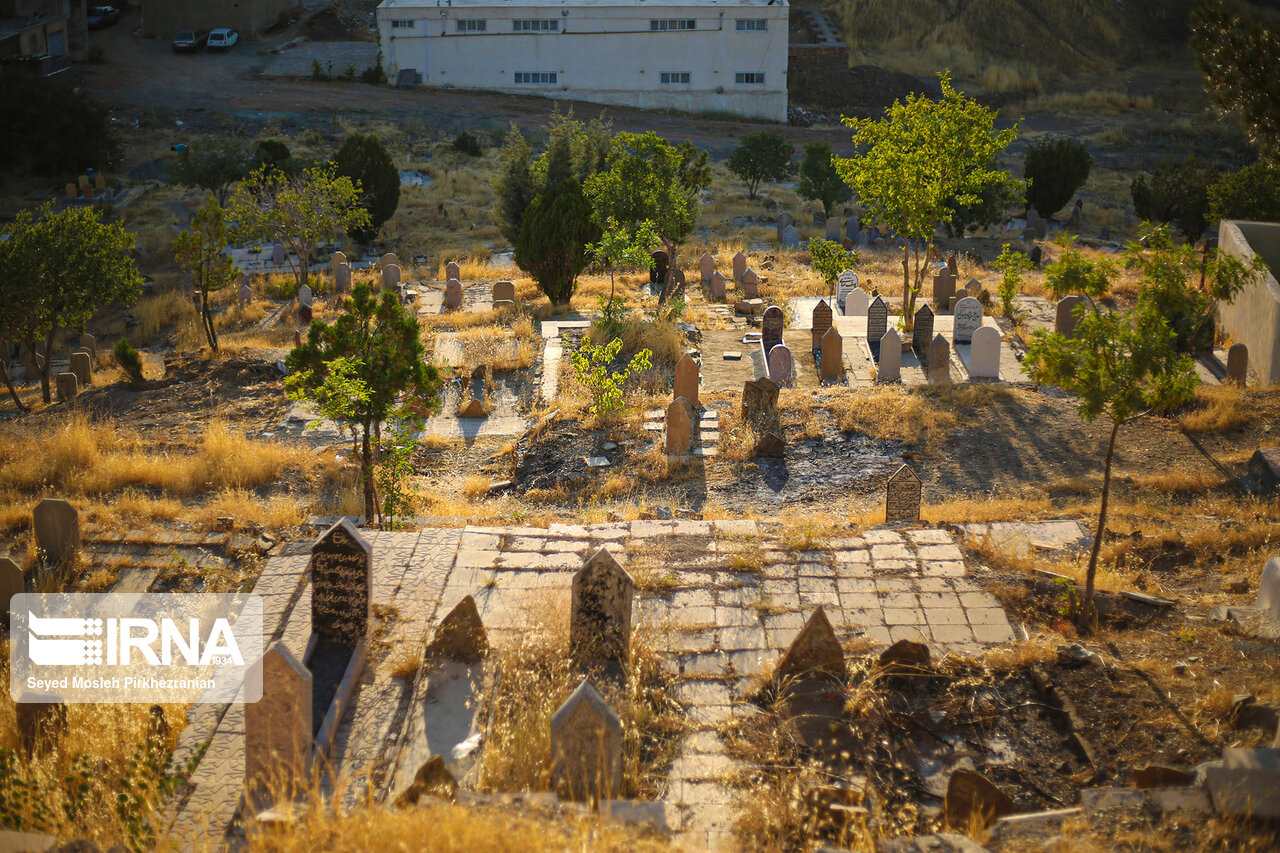تپه شرف الملک، قبرستان تاریخی سنندج