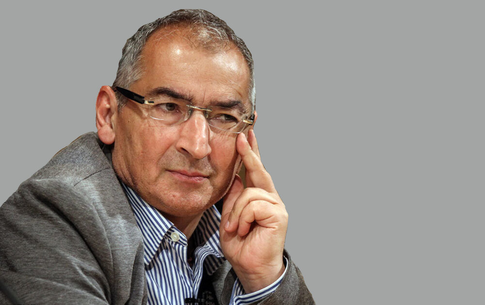 زیباکلام: فتاح با حضور در برنامه تلویزیونی برای انتخابات ثبتنام کرد