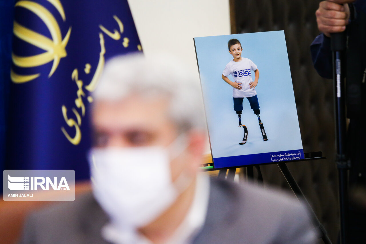 کودکی که پنجه های کربنی ورزشی را آزمایش کرد