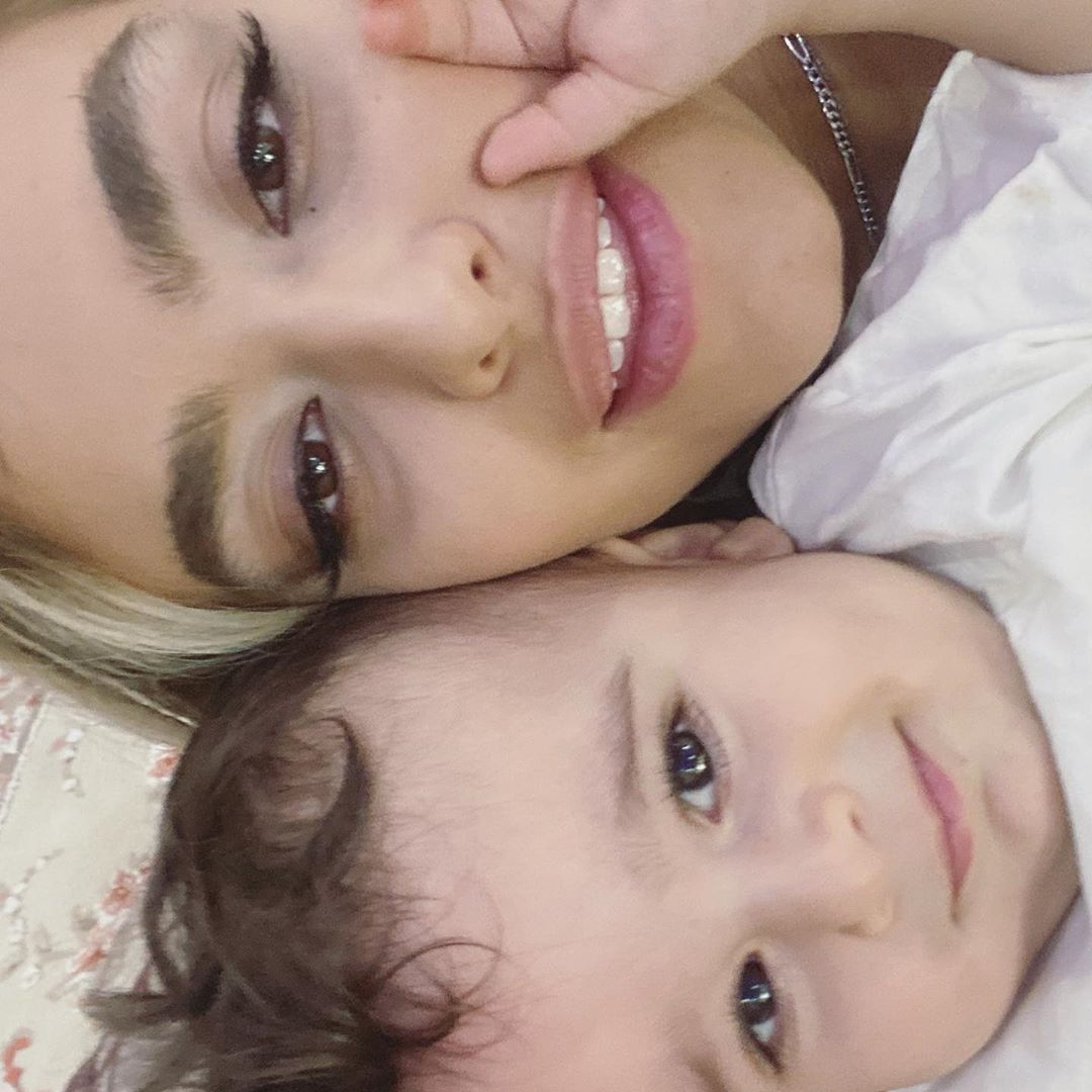 چهره ها/ سلفی ریحانه پارسا با یک کوچولوی ناز