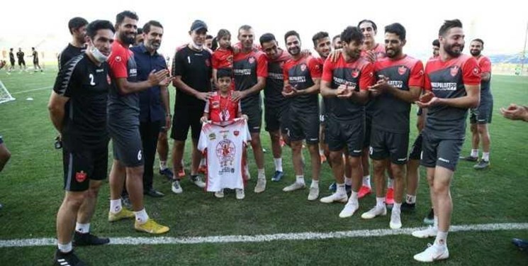 اهدای مدال قهرمانی بیرانوند به فرزندانش 