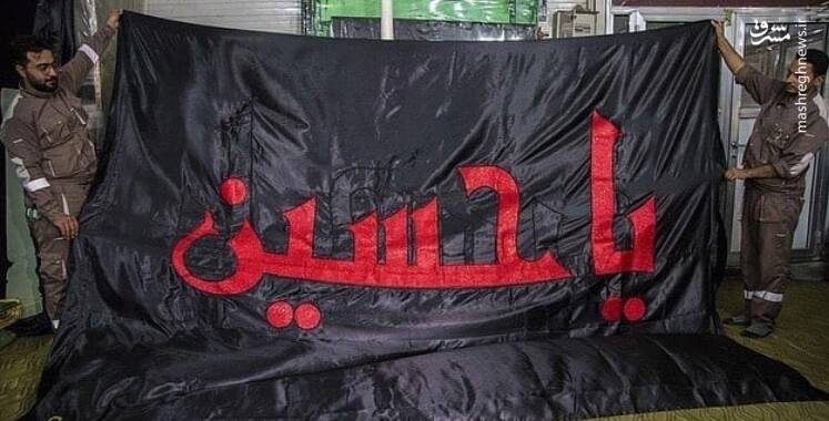 آماده شدن پرچم گنبد حرم امام حسین(ع) برای محرم 