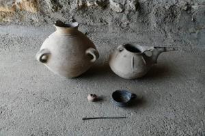 انتقال اشیای تاریخی دوره عصر آهن به موزه مردم‌شناسی مهاباد
