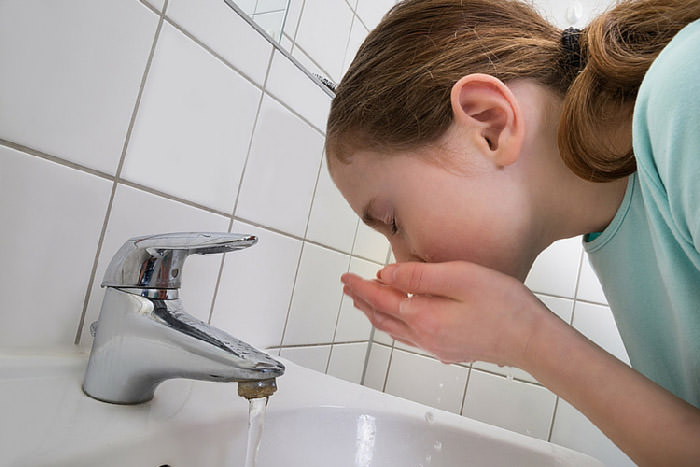 شستن دهان در ۳۰ ثانیه خطر COVID-19 را کاهش می‌دهد
