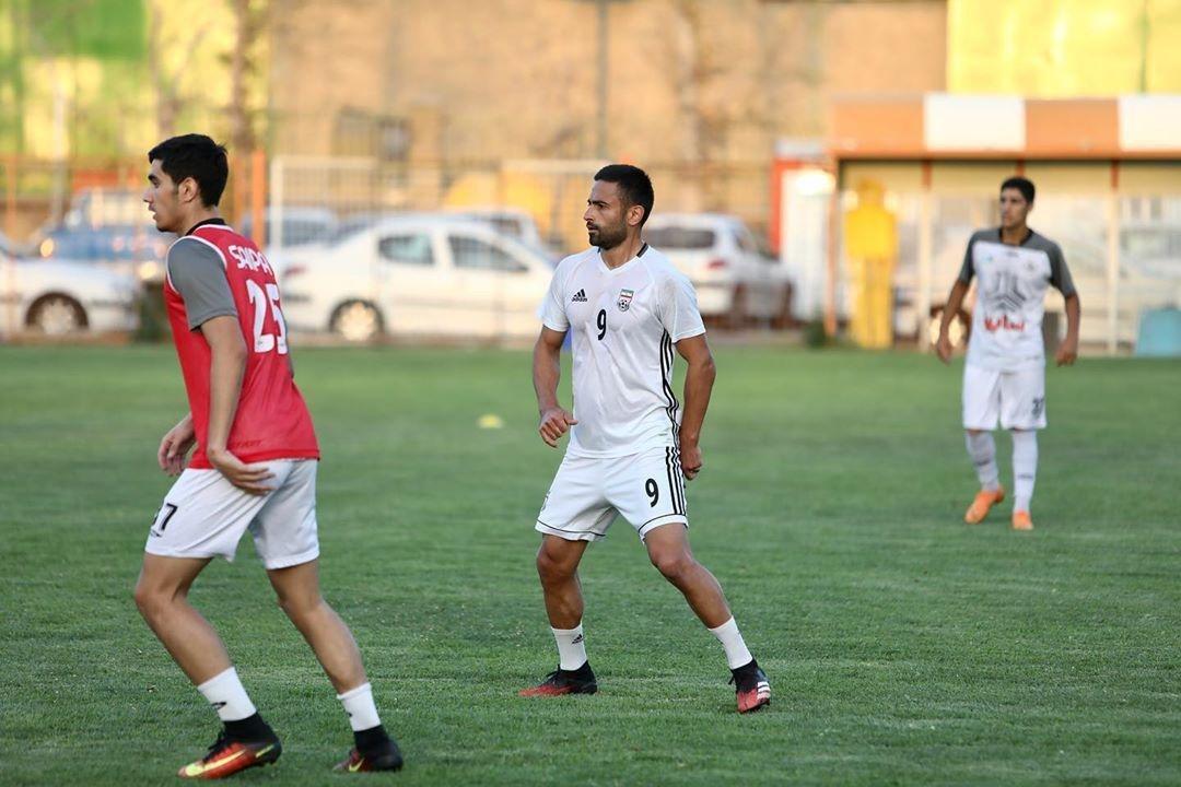 امید ابراهیمی با لباس ملی تمرین میکند