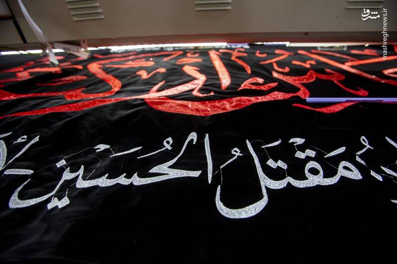 کارگاه دوخت پرچم در حرم حضرت ابالفضل عباس(ع)