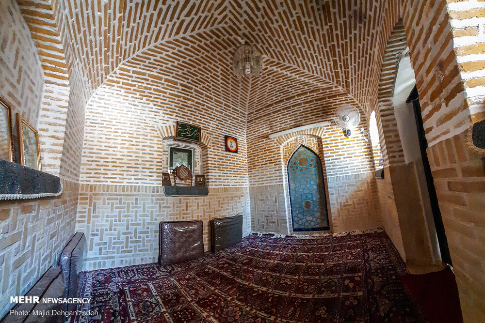 نماز جماعت در مسجد فُرط در قدمگاه امام رضا (ع)