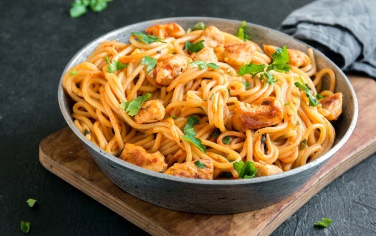 طرز تهيه اسپاگتي با سس مرغ و زردچوبه