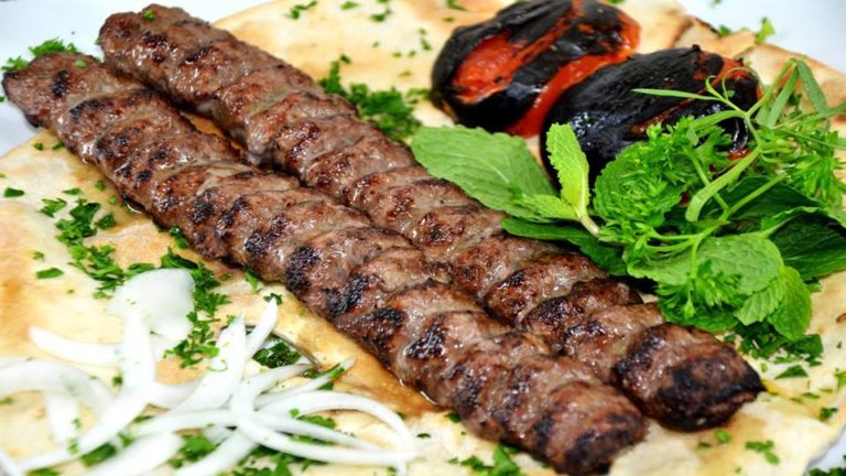 طرز تهيه و رازهاي «کباب کوبيده» مجلسي رستوراني بدون ريختن از سيخ