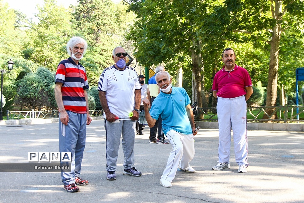عکس/ ورزش صبحگاهی در پارک با چاشنی کرونا