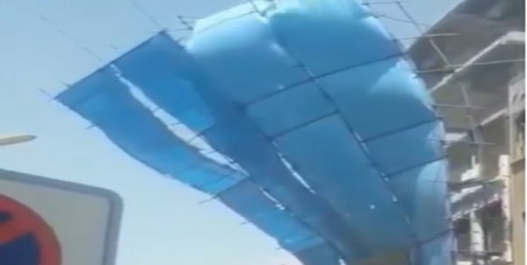 سقوط داربست بر اثر وزش باد شدید در آبادان