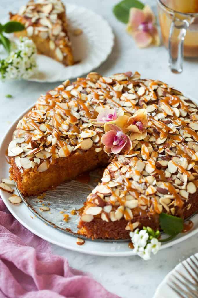 عصرانه/ کيک بادام با سس کارامل، بينظير در طعم و رنگ
